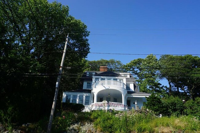 Building Photo - 402 York St