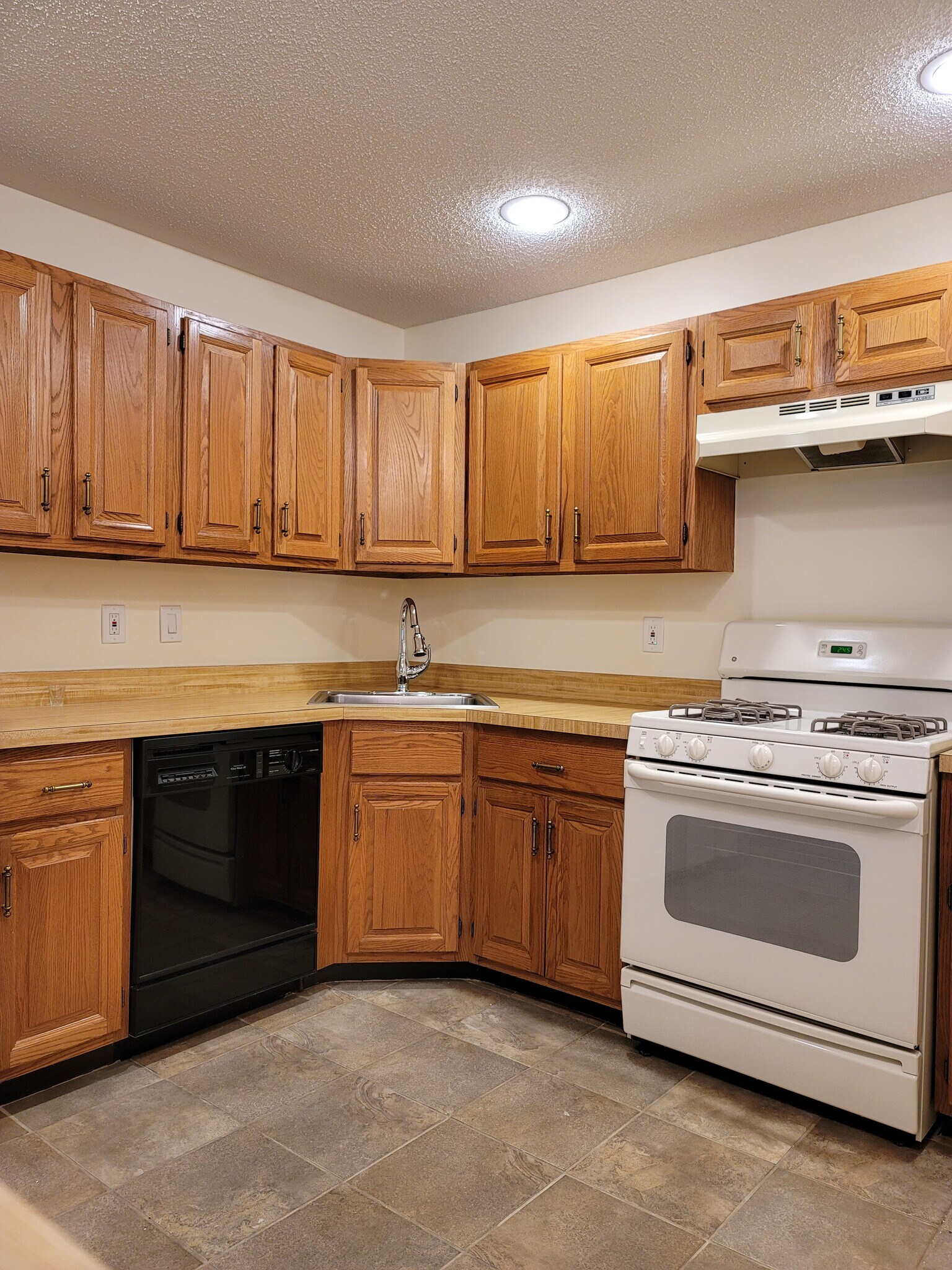Building Photo - 433 Danbury Ln