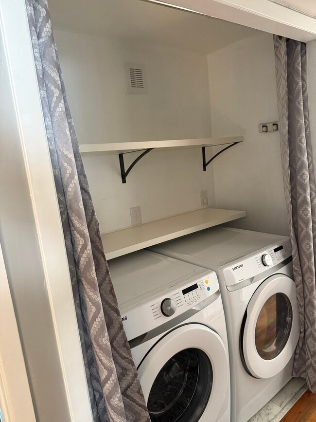 Building Photo - 2431 Shadowood Dr