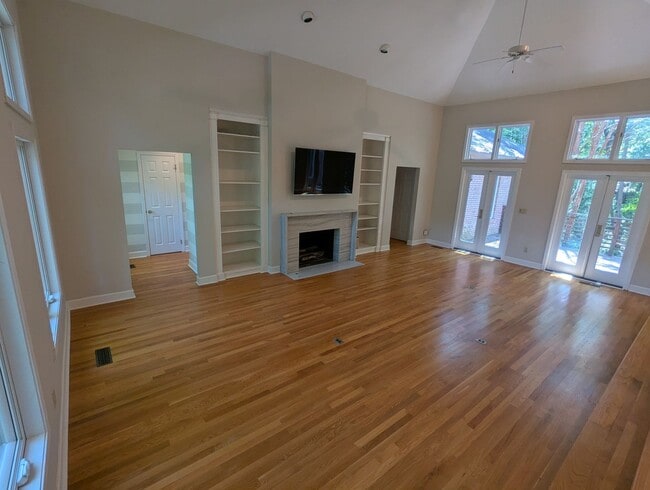 Building Photo - Fabulous 5 Bedroom Home in North River