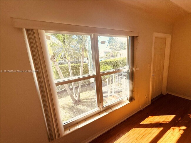 Building Photo - 503 SW 19th Ave