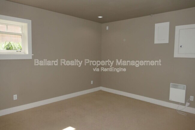 Building Photo - 3246 Conkling Pl W