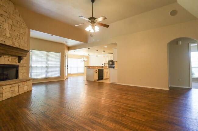 Building Photo - Spacious 4 bedroom 3 bathroom home In Sand Springs