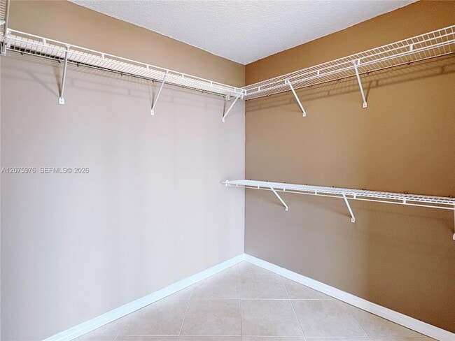 Building Photo - 800 Parkview Dr