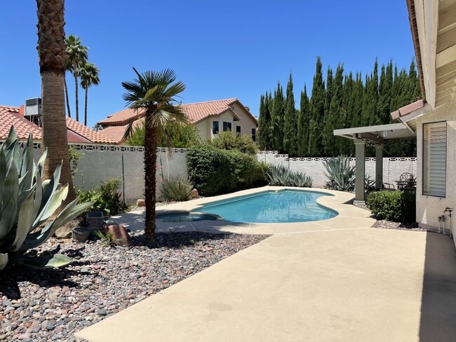 Building Photo - 137 Weatherstone Dr