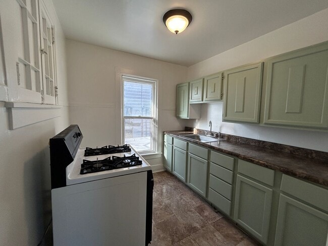 Building Photo - ET1608 E 12th St