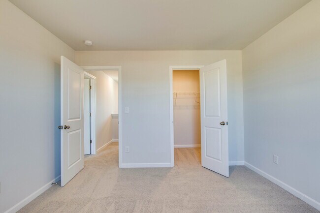 Building Photo - 2404 Alberto Dr