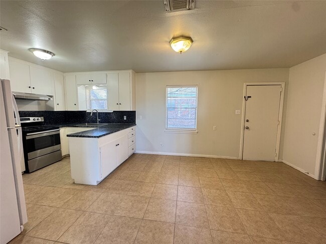 Building Photo - 2205 Farr St