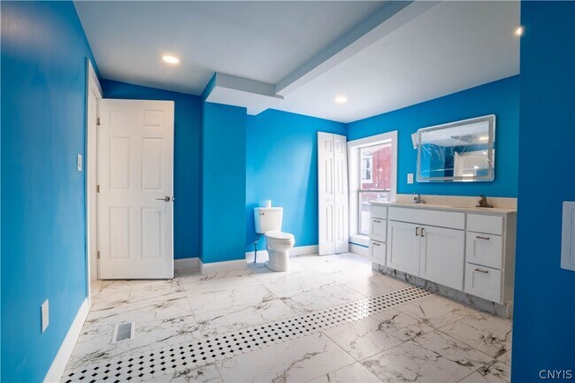 Building Photo - 599 Albany St