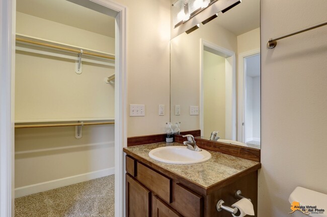 Building Photo - Spacious 2-Bedroom, 2-Bathroom Condo for R...