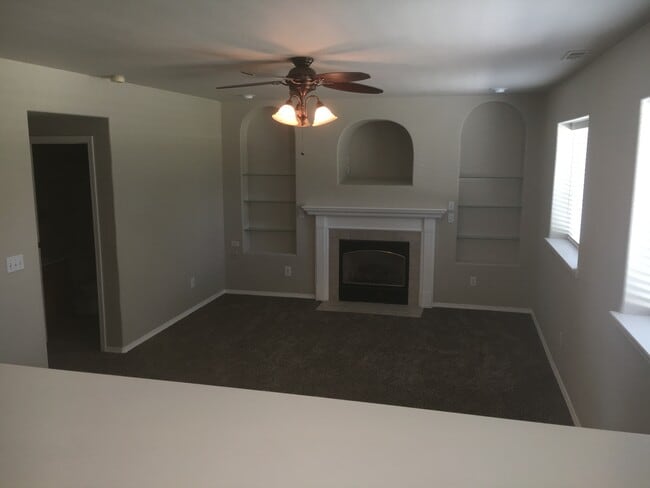 Building Photo - Beautiful home located just minutes from Settler's Park!