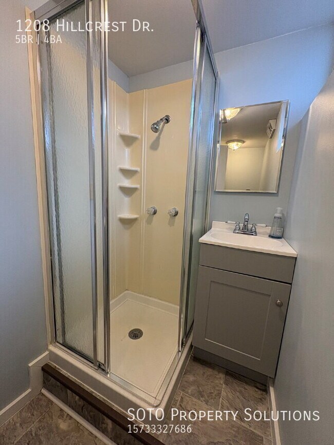 Building Photo - 1208 Hillcrest Dr