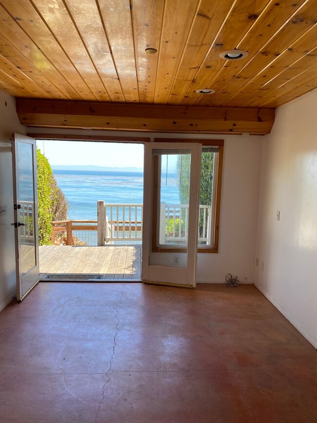 Building Photo - 6581 Del Playa Dr
