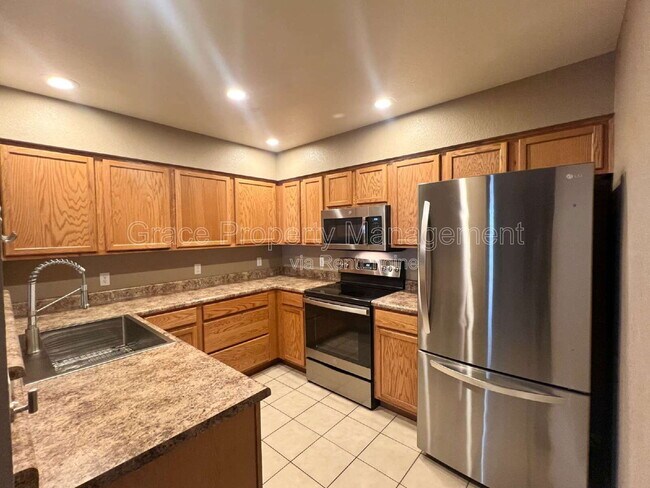 Building Photo - 12828 Jasmine St