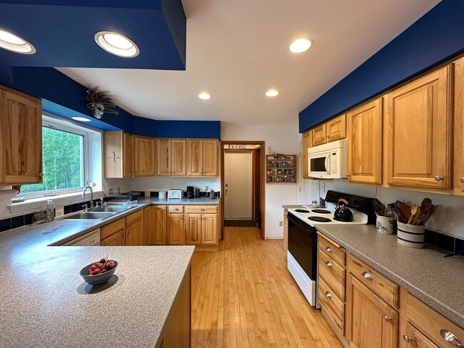 Building Photo - Fully Furnished 3BD/3BA Home with Solar Power