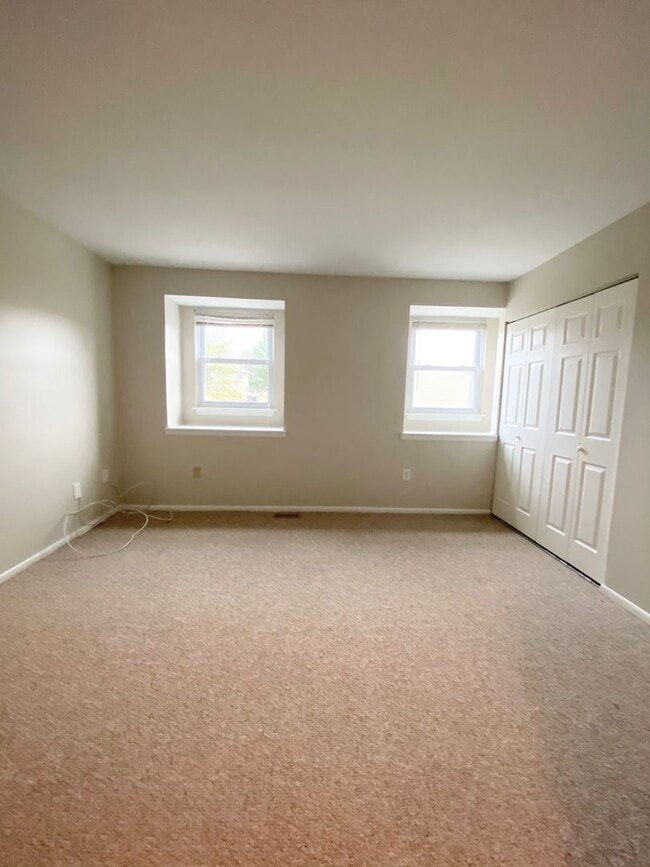 Building Photo - 2 Bedroom Townhouse in Hilltop Village!