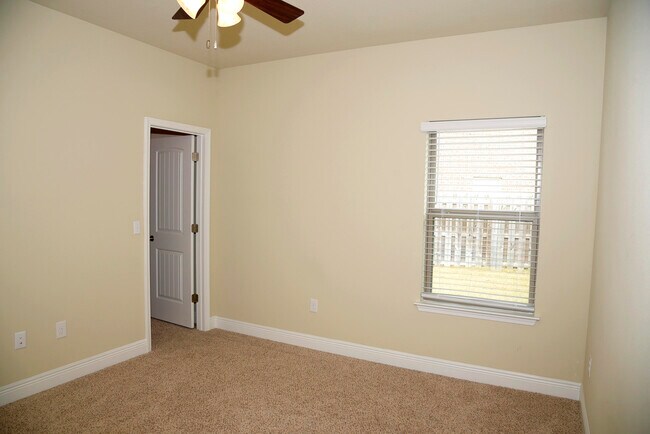 Building Photo - 289 Dickens Dr