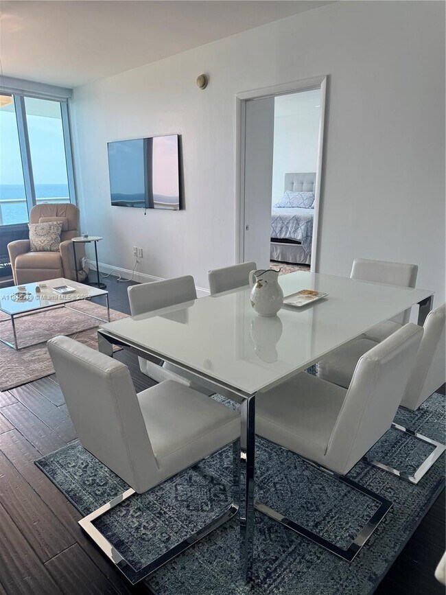 Building Photo - 17001 Collins Ave