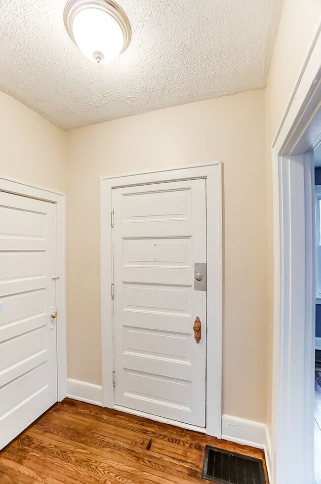Building Photo - Westwood - Charming 3+ bed 1 bath home freshly updated