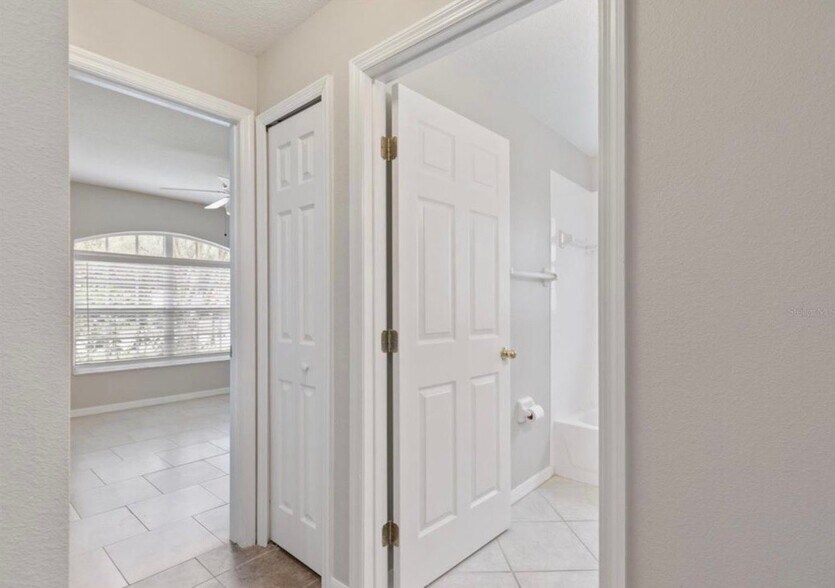 Building Photo - 5725 Hawklake Rd