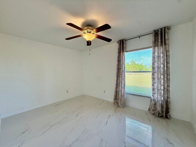 Building Photo - 11400 Lovers Ln