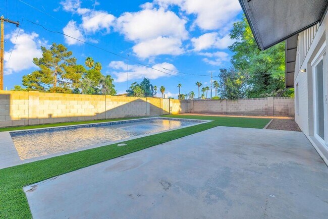 Building Photo - Completely Remodeled 6 bedroom/4 bath Home with New Pool