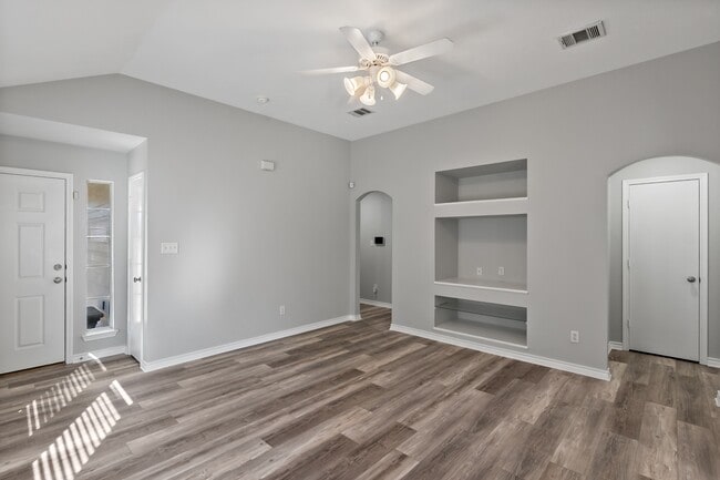 Building Photo - 1002 Crested Point Dr