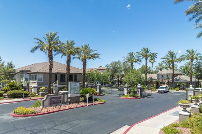 Building Photo - Adiamo