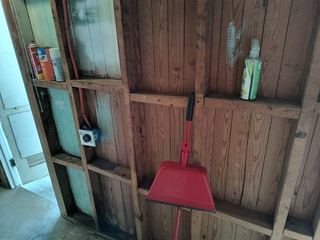 Building Photo - GORGEOUS REMODELED 3 BEDROOM 2 BATH