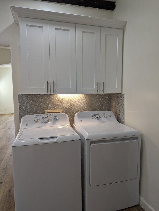 Building Photo - 452 S Oakhurst Dr