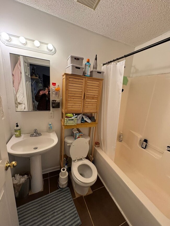 Building Photo - Charming 3 bed/2bath Cottage!