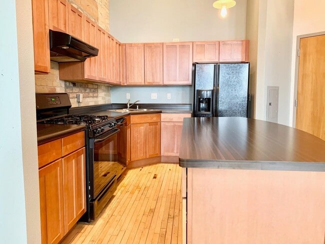 Building Photo - Stunning South 2nd Studio!