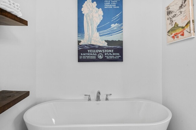 Building Photo - 501 E Geyser St