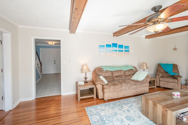 Building Photo - GORGEOUS 5 BEDROOM HOME LOCATED IN SALEM W...