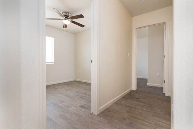 Building Photo - 2485 OAKMOUNT CIRCLE 3 BEDROOM 2 BATHROOM ...