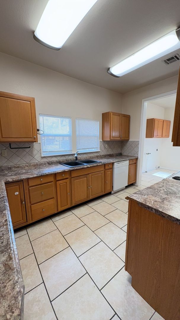 Building Photo - 710 W Cherokee Ave