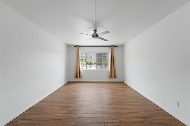 Building Photo - Welcome to this fabulous 2-bedroom, 2-bathroom condo in the heart of South Scottsdale!