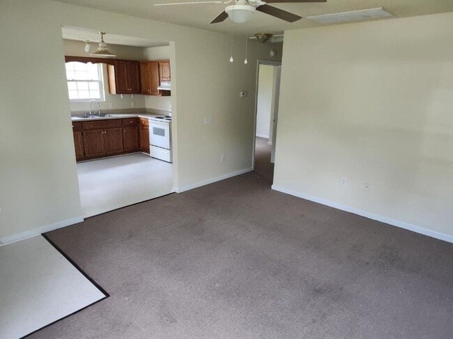 Building Photo - Super Cute home located in City Limits