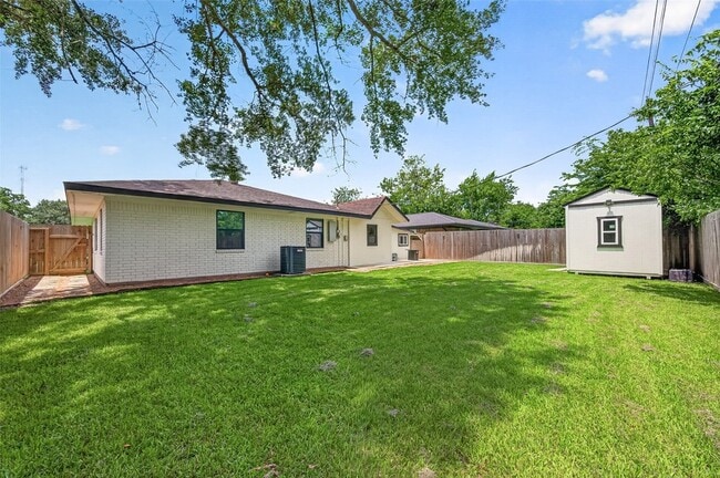 Building Photo - 1005 Avenue D