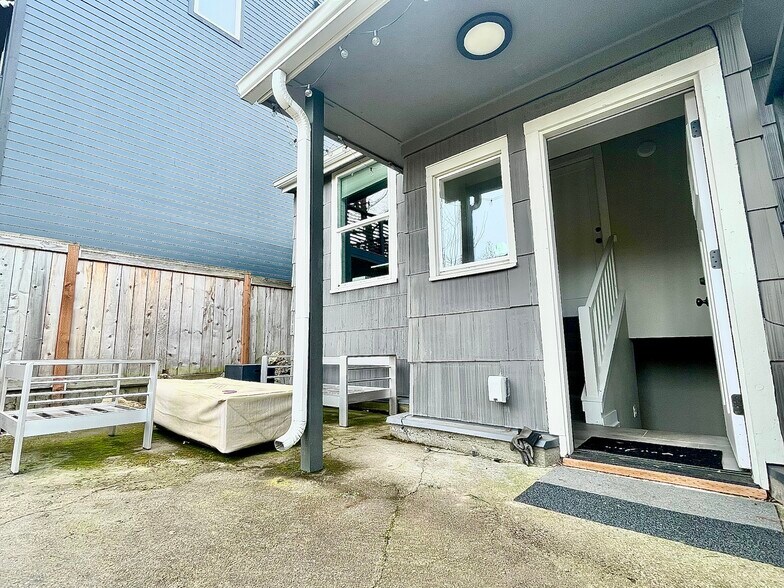 Fire pit - 5306 NE 15th Ave