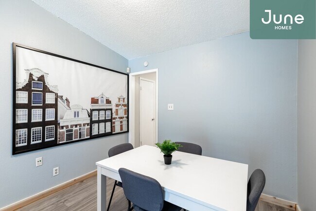Building Photo - Queen room in 3-bed/1.5-bath Home