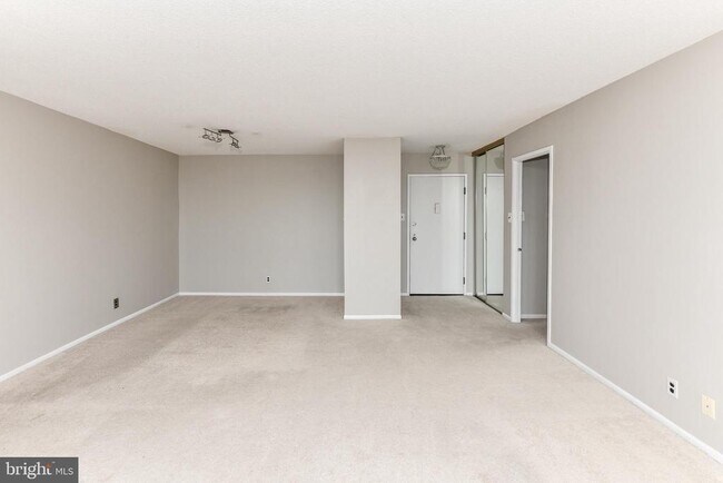 Building Photo - 205 Yoakum Pkwy