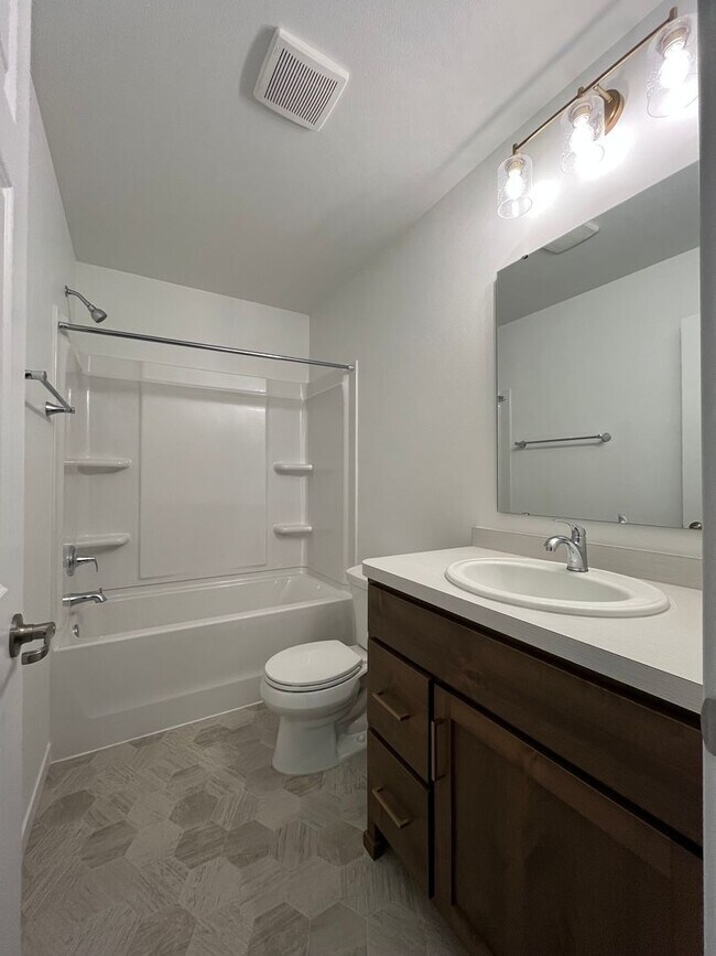 Building Photo - 3 Bed 3 Bath TownHome