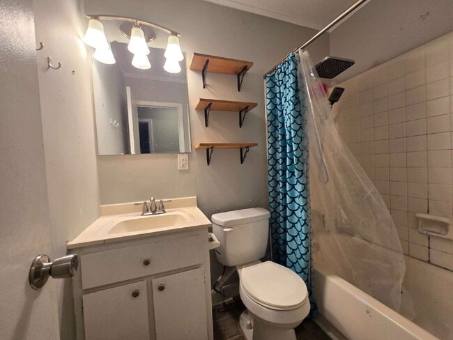 Building Photo - Look at this hard-to-find ranch-style home