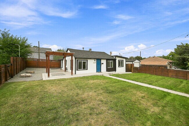 Building Photo - $2,345.95 with $300 Off The First Month's Rent, 2 Beds - 1 Bath, Single Family Home in Englewood ...