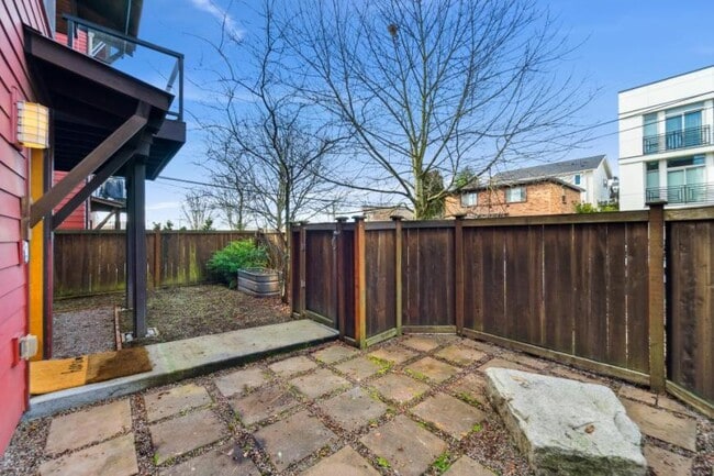 Building Photo - 3 bedroom in Seattle WA 98117