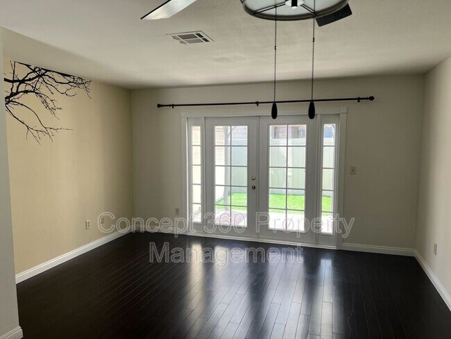Building Photo - 13525 3/4-13524 Village Dr
