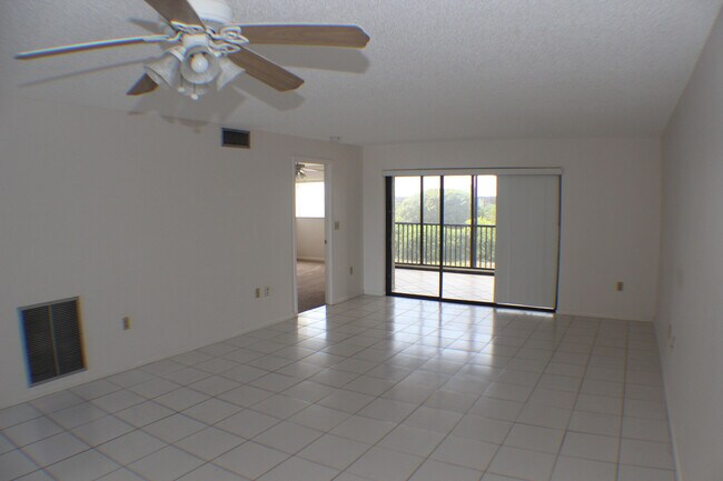 Building Photo - 2/2 Condo with Marina and River Views-Includes cable and water