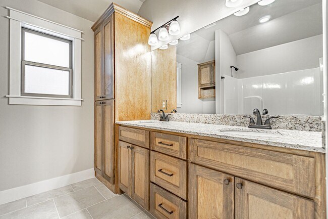 Building Photo - Beautiful home awaits you!