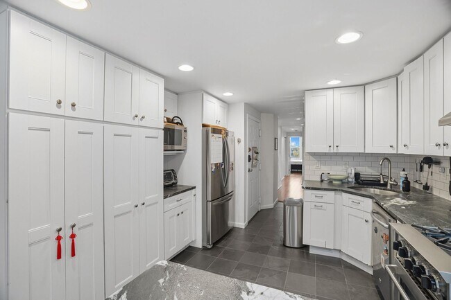 Building Photo - 278 Monmouth St